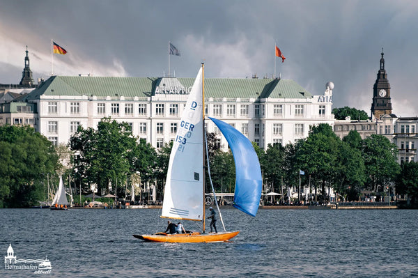 Segelboot auf der Aussenalster vor Atlantic Hotel