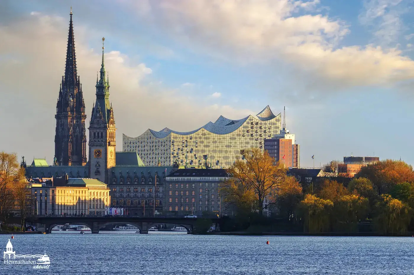 Hamburg Skyline mit Nikolaikirche, Rathaus und Elbphilharmonie von der Alster aus gesehen