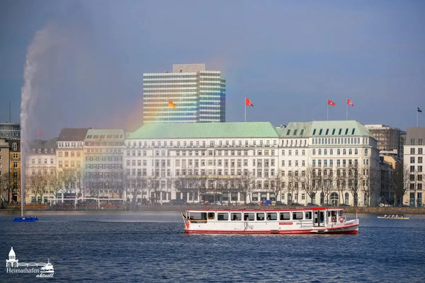 Alsterdampfer AMMERSBEK vor Alsterfontäne mit Regenbogen