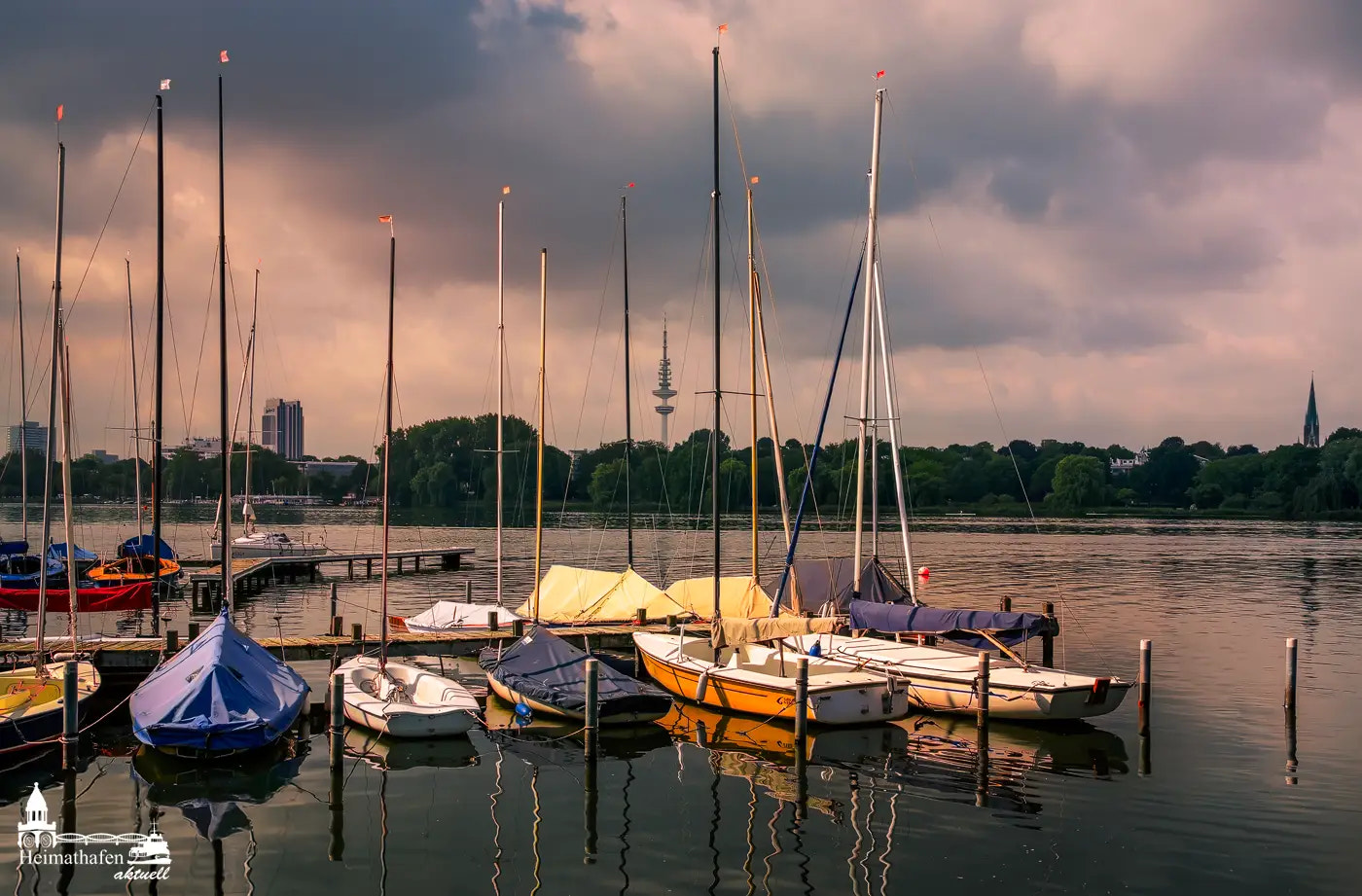 Segelboote auf der Außenalster mit Fernsehturm Hamburg im Hintergrund