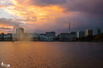 Binnenalster mit Alsterfontäne bei Sonnenuntergang und Hamburger Skyline
