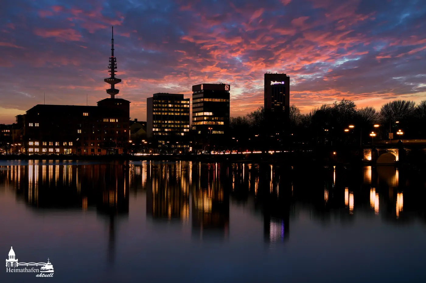 Binnenalster bei Abenddämmerung mit Skyline und Lichtern