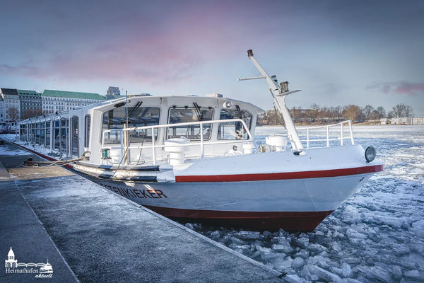 Alsterdampfer Fleetenkieker im Eis vor dem Jungfernstieg in Hamburg bei Winterwetter