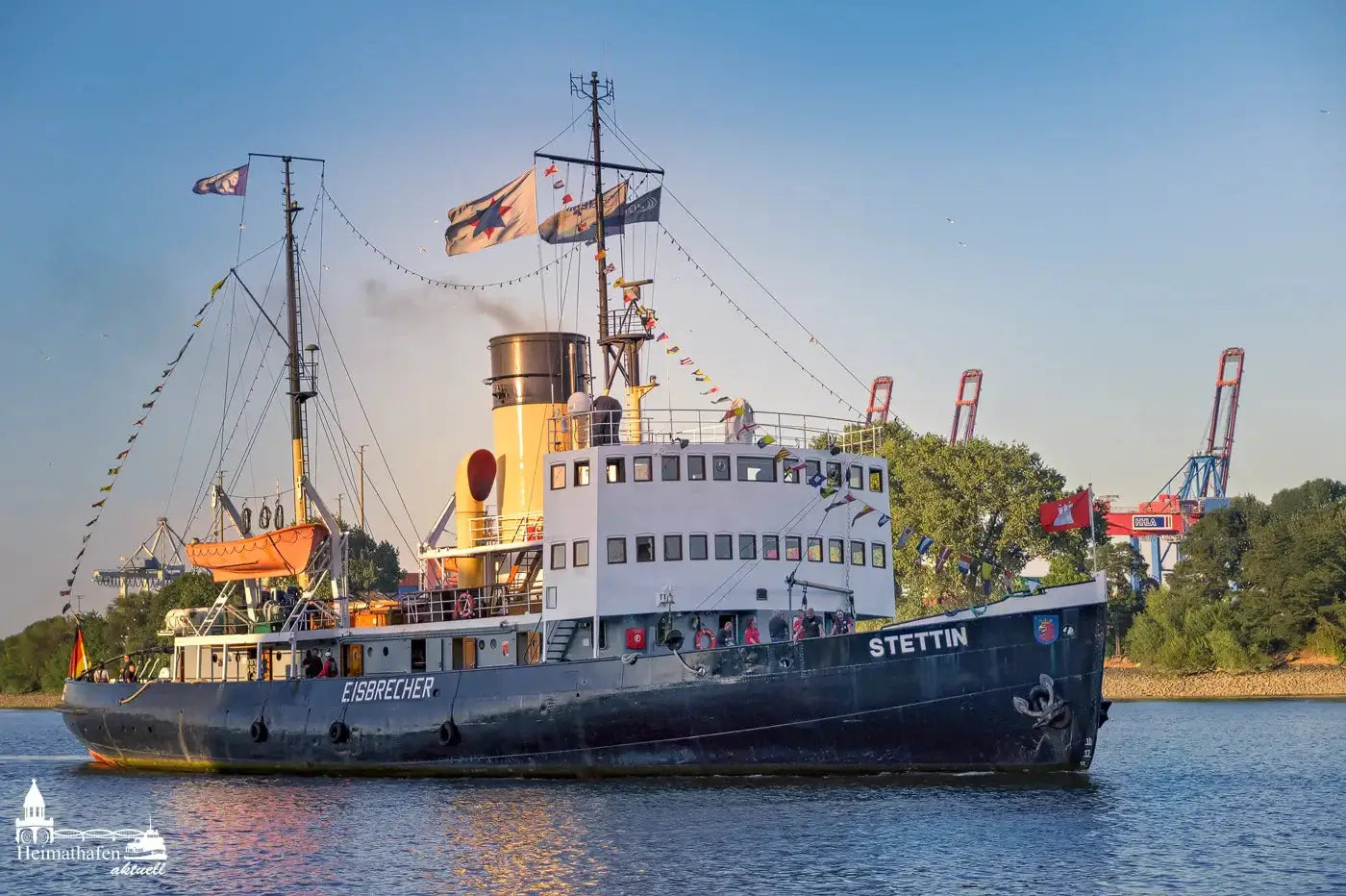 Hamburg Hafen Bilder - Dampf-Eisbrecher STETTIN unterwegs im Köhlbrand