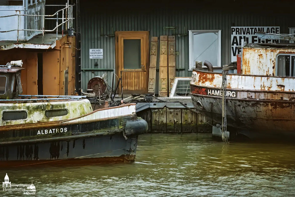 Alter Anleger und rostige Kähne im Hamburger Hafen