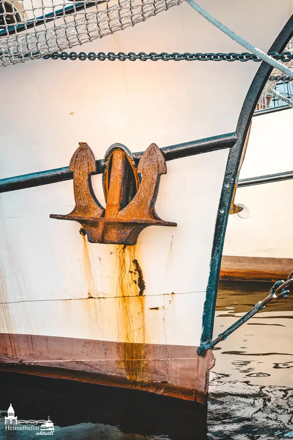 Hamburg Hafen Fotos Bilder Details - Rostiger Anker an weisser Bordwand