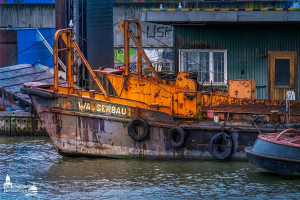 Alter Anleger und rostiger Kahn im Hamburger Hafen