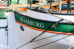 Bug eines historischen Schiffs mit dem Schriftzug HAMBURG im Museumshafen Övelgönne