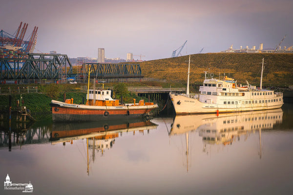 Hadersleben und Seute Deern im Hafen mit Spiegelung – Hamburg Bilder kaufen