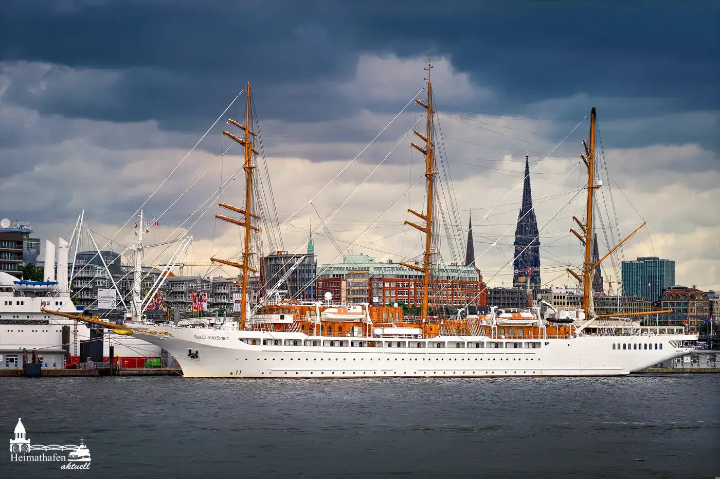 Hamburg Hafen Bilder - SEA CLOUD SPIRIT an der Überseebrücke