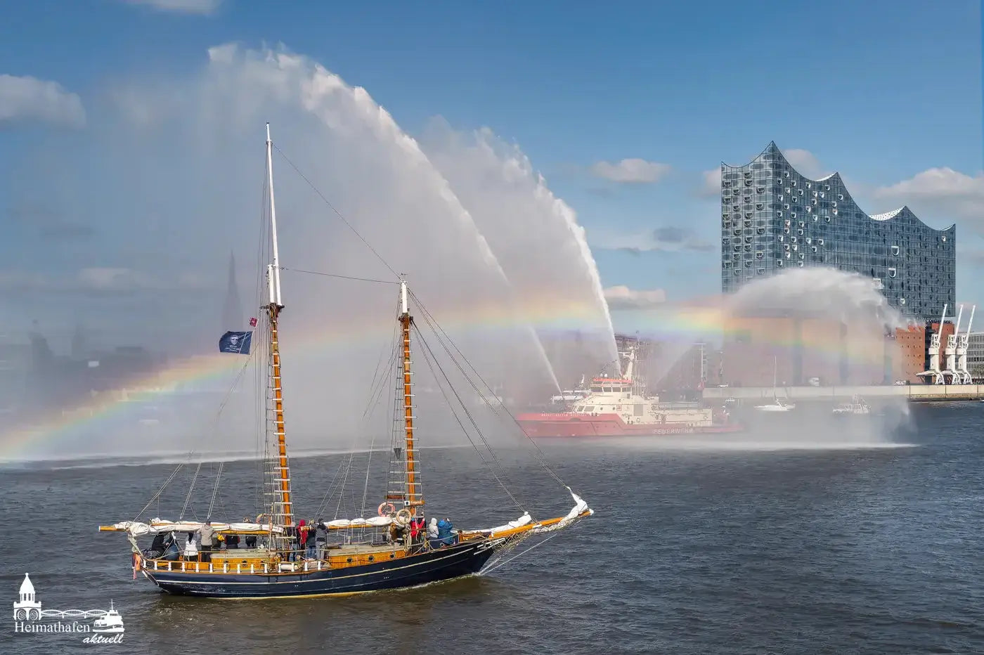 Hamburger Hafen Fotos - BRANDDIREKTOR WESTPHAL vor Elbphilharmonie, Regenbogen
