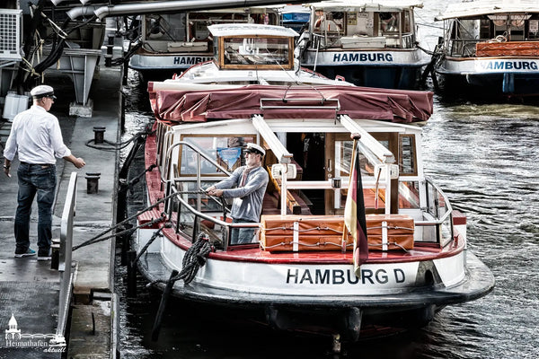 Seebären und Hafenbarkeasse an den Landungsbrücken