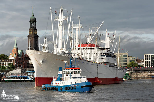 CAP SAN DIEGO und Schlepper FAIRPLAY VI vor dem Hamburger Michel