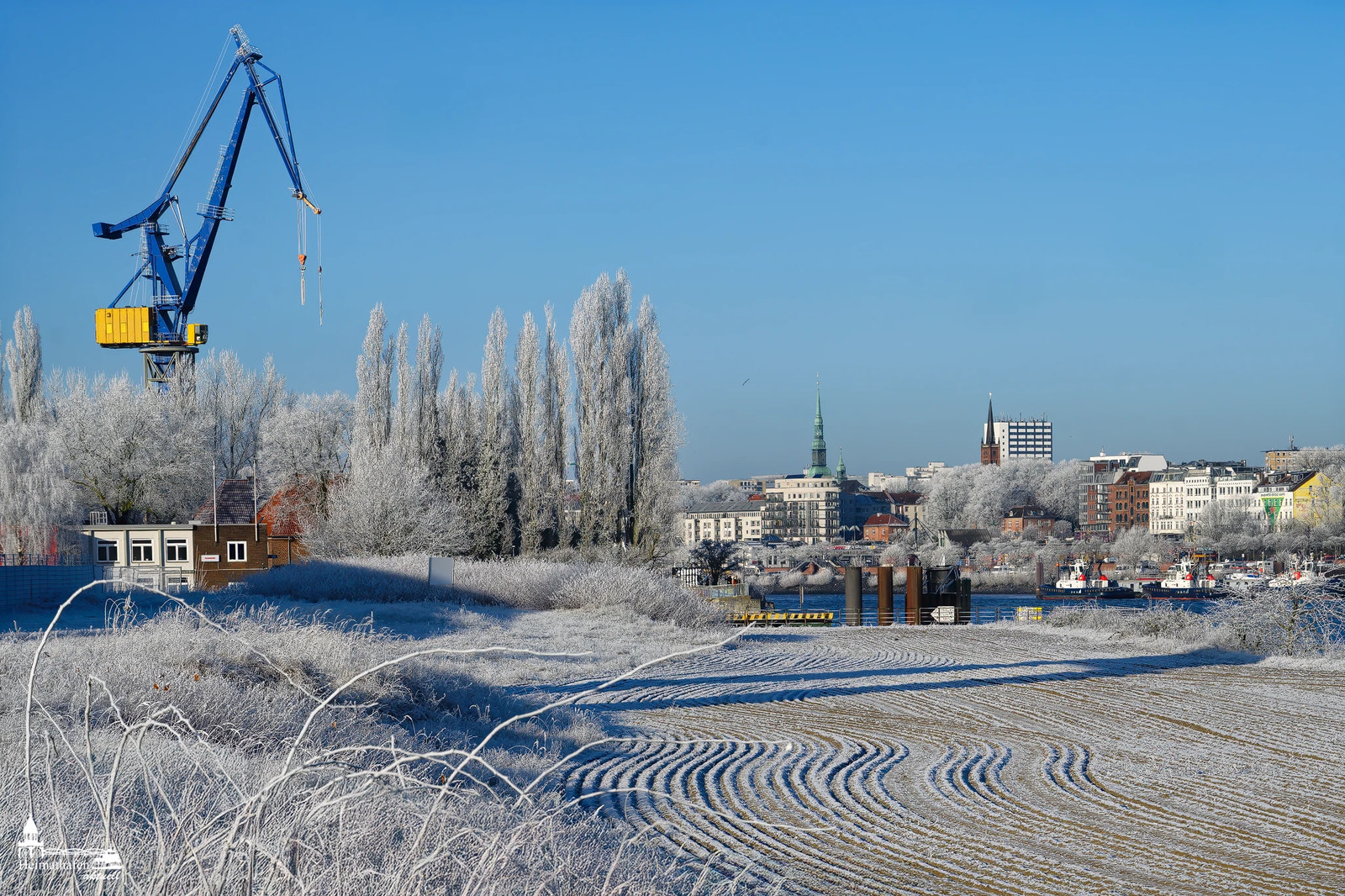 Hamburger Hafen bei Frost und Raureif am frühen Morgen