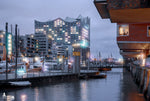 Hamburg Hafenfotos - Traditionshafen mit Blick auf Elbphilharmonie am Abend.