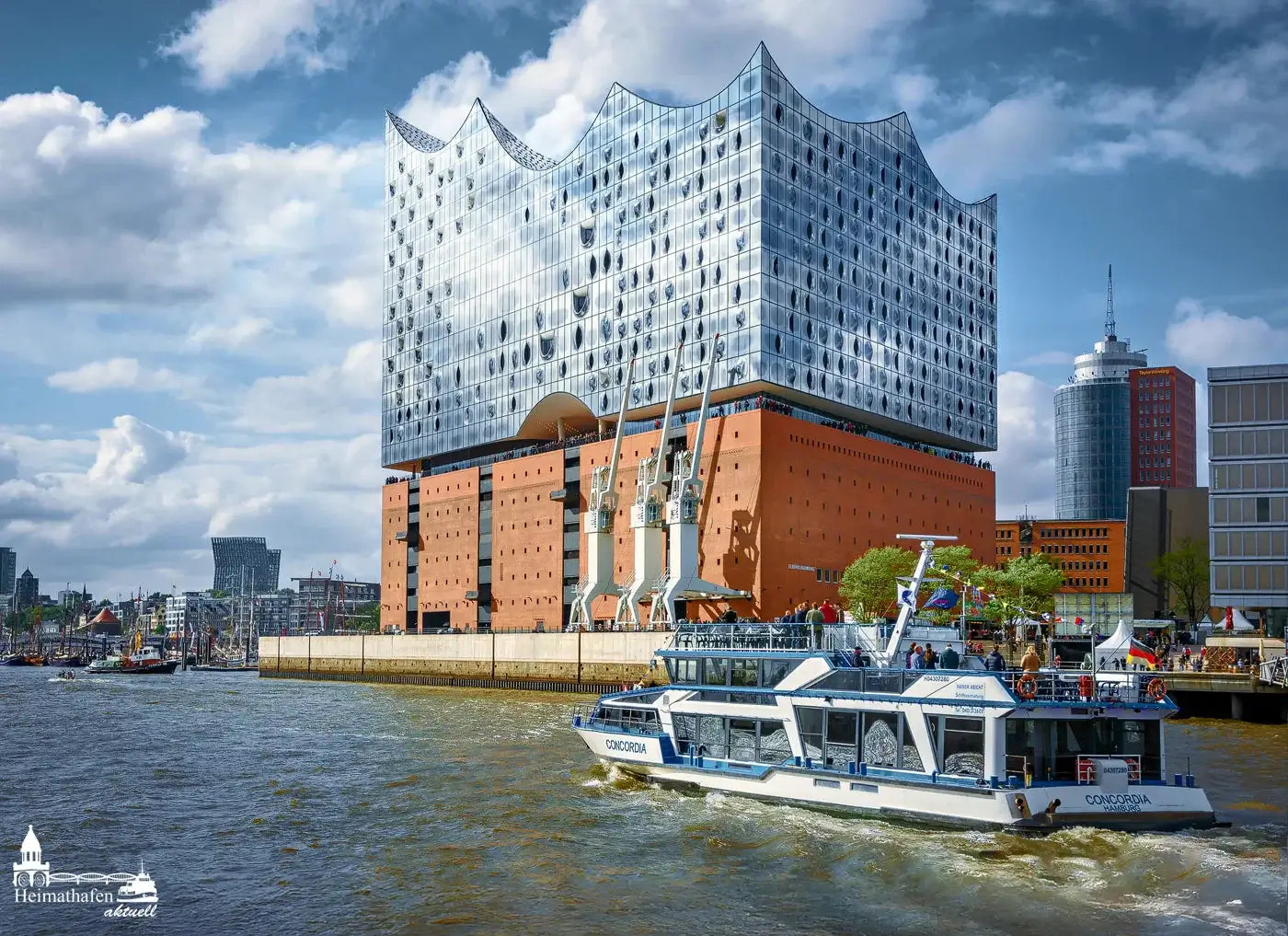 aus dem Hamburger Hafen - Elbphilharmonie und Fahrgastschiff CONCORDIA 