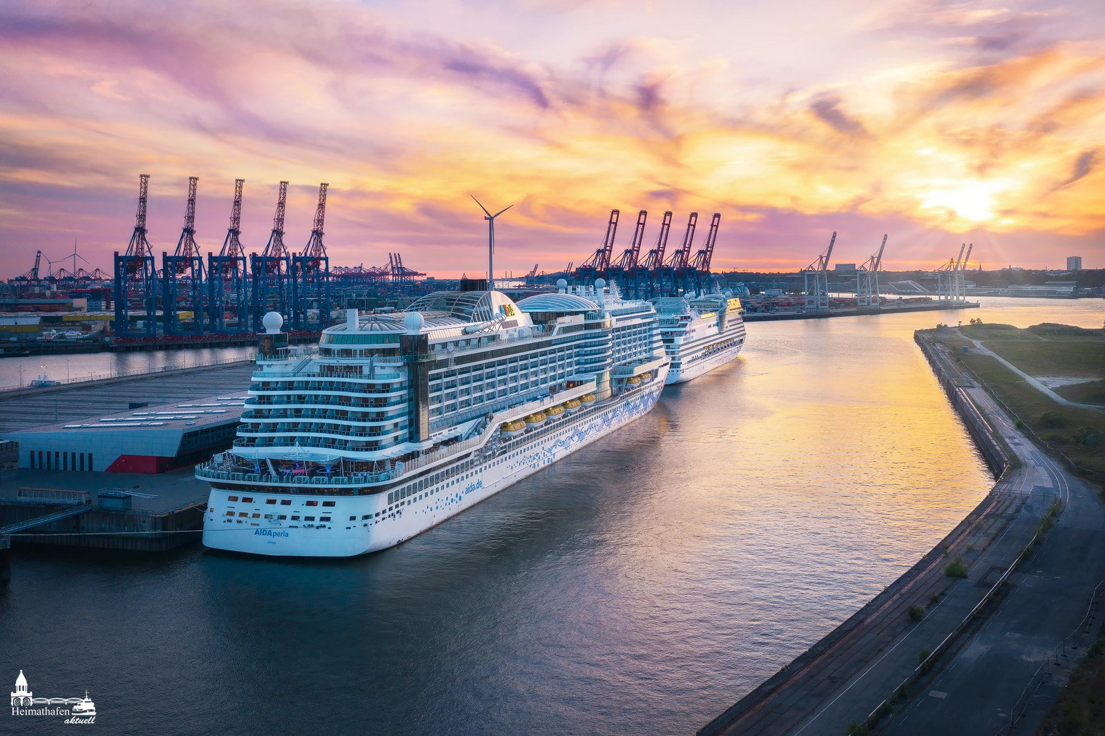 AIDA Kreuzfahrtschiffe am Cruise Terminal Steinwerder bei Sonnenuntergang