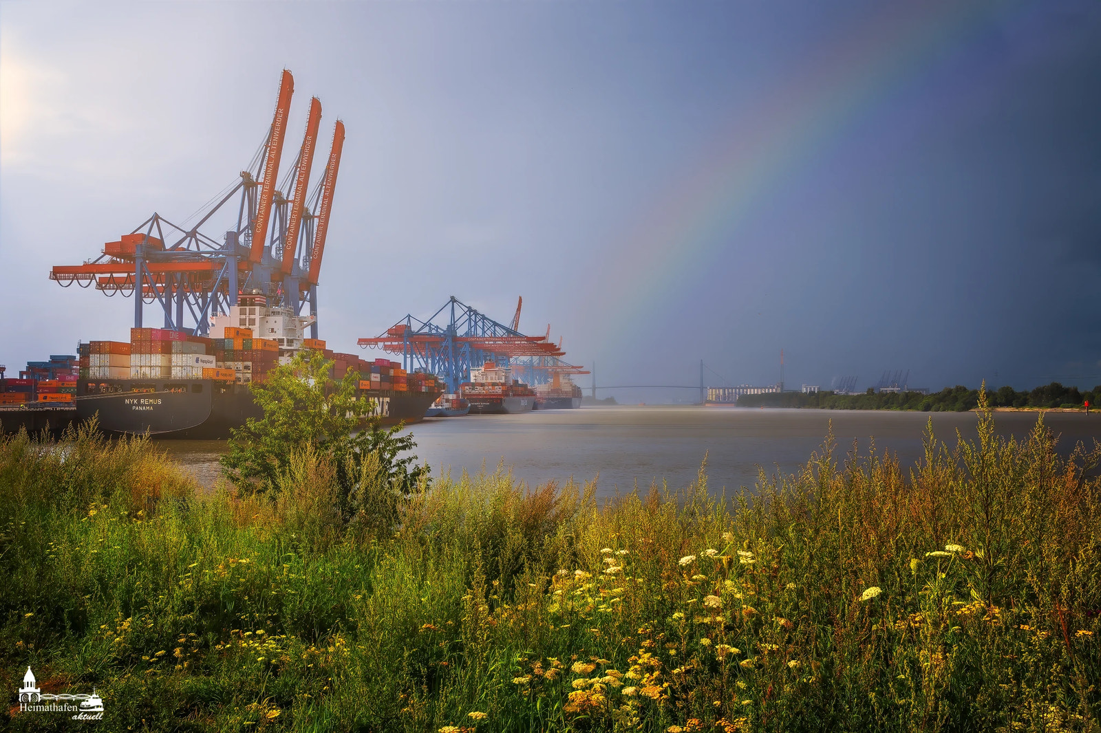 Containerterminal Altenwerder mit Regenbogen im Sommer