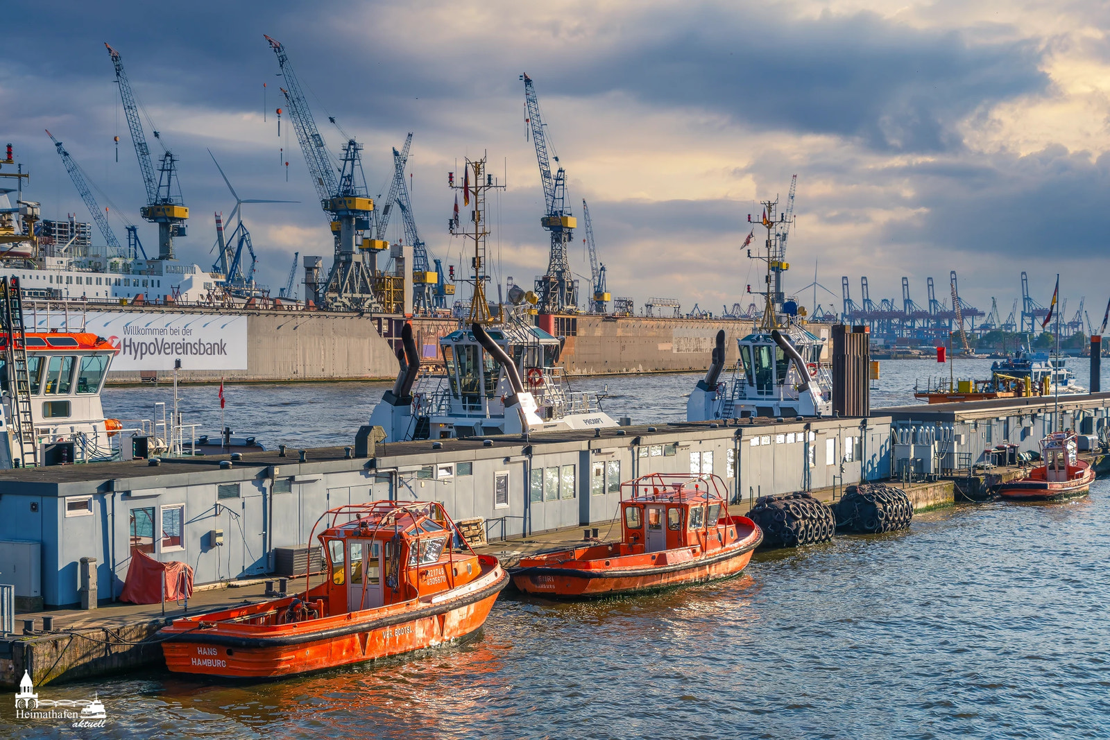 Schlepperbrücke an Brücke 10 mit Schleppern und Blick auf Werft