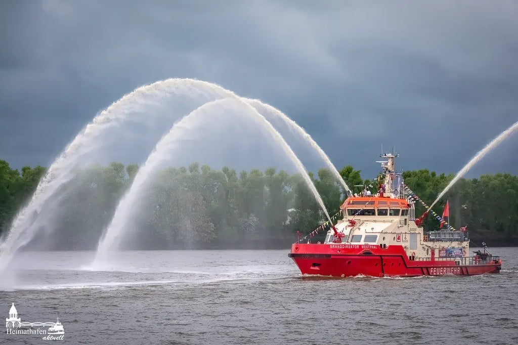 Feuerlöschboot BRANDDIREKTOR WESTPHAL beim Hafengeburtstag Hamburg