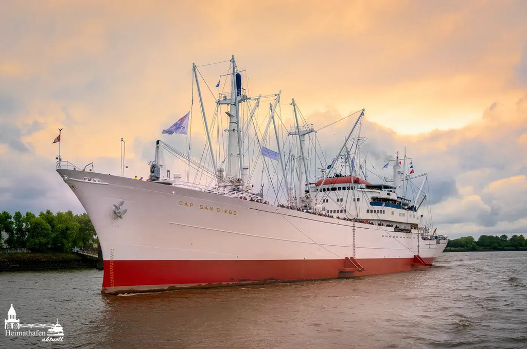 CAP SAN DIEGO auf der Elbe bei Sonnenuntergang