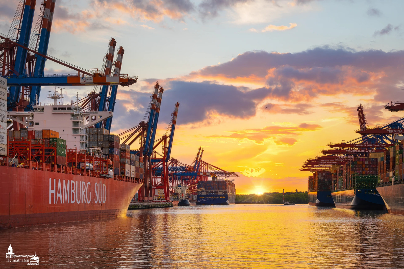 Containerhafen Hamburg Waltershof bei Sonnenuntergang mit HAMBURG SÜD