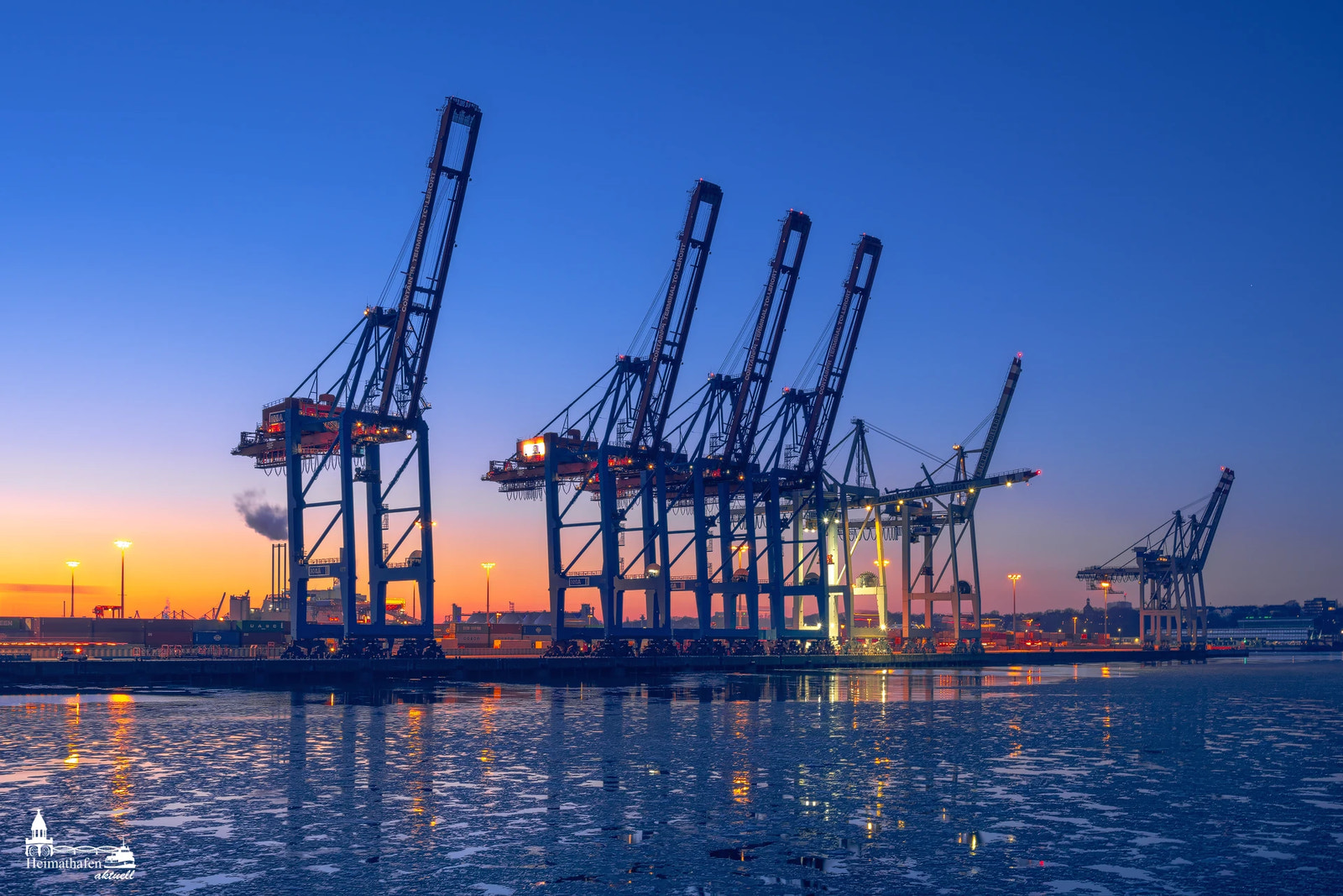 Heimathafen Hamburg - Hafenkräne zur blauen Stunde im Winter, Eis auf der Elbe