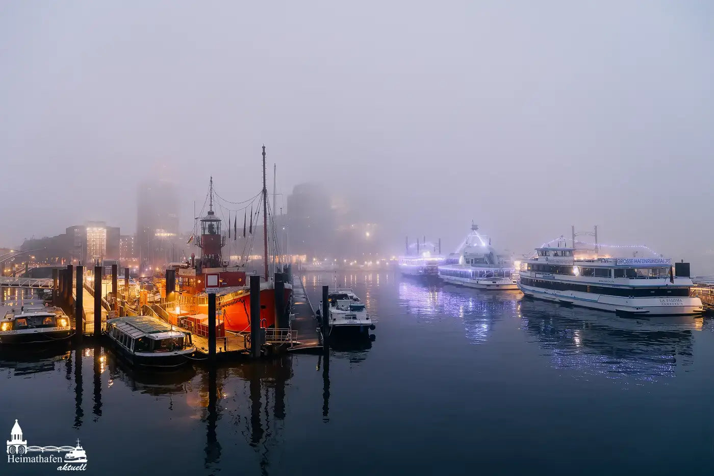 Feuerschiff und Hafenrundfahrt bei Nebel an der Überseebrücke Hamburg