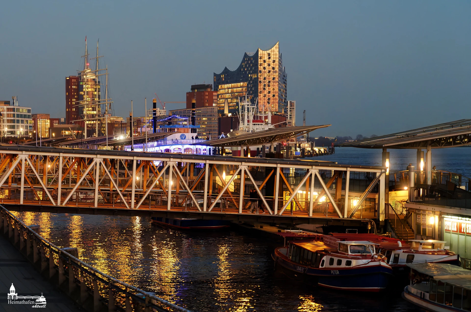 Elbphilharmonie im Sonnenuntergang über den Landungsbrücken in Hamburg