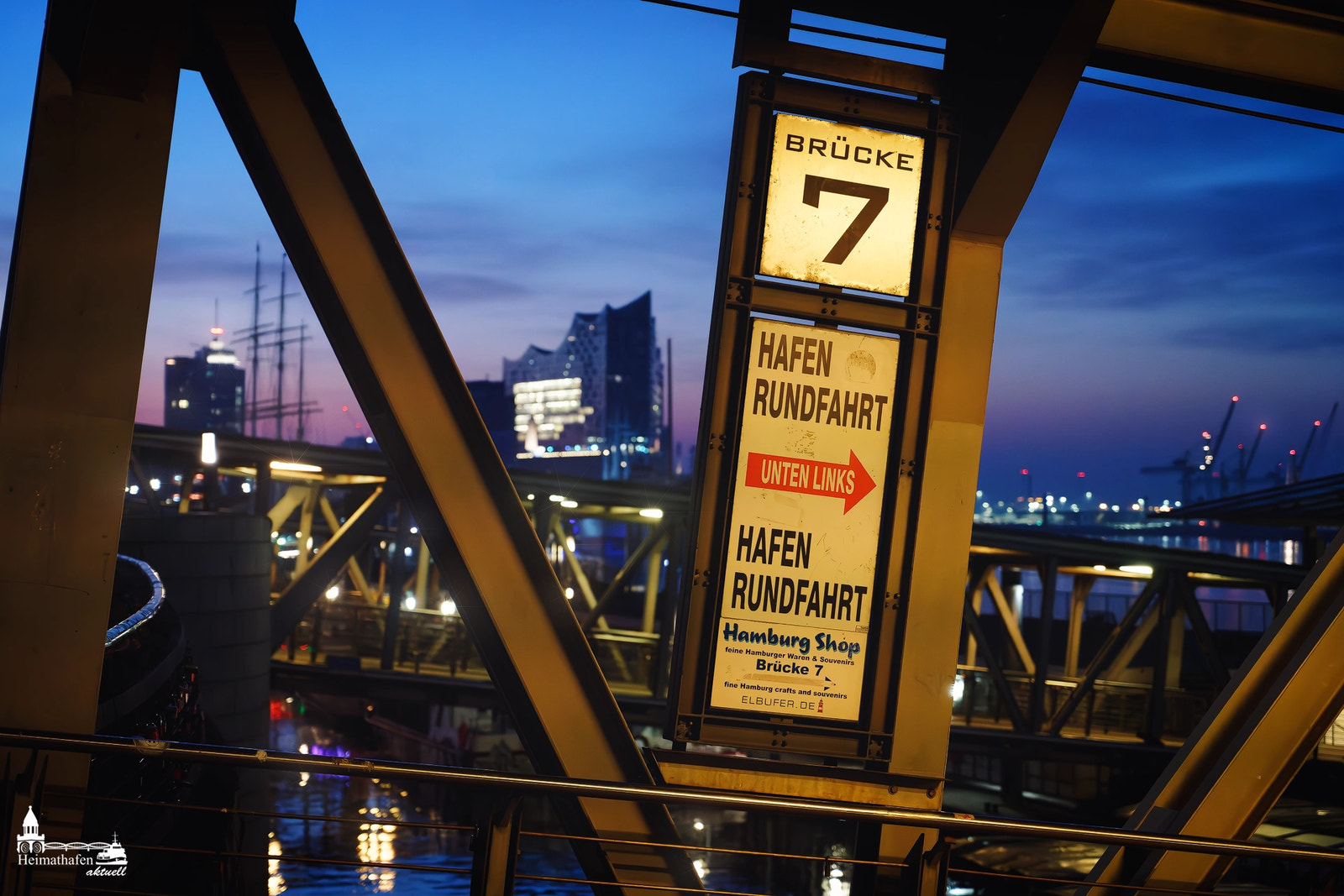 Brücke 7 Hamburg Landungsbrücken bei Nacht mit Blick auf Elbphilharmonie