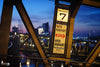 Brücke 7 Hamburg Landungsbrücken bei Nacht mit Blick auf Elbphilharmonie