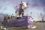 Milka Muhboot im Hamburger Hafen mit lila Kuh auf dem Deck