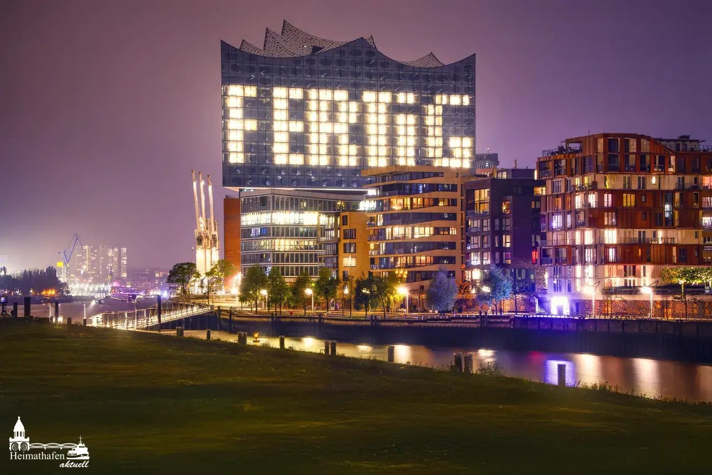 Elbphilharmonie mit Lichtinstallation „FERTIG“ bei Nacht