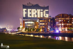 Elbphilharmonie mit Lichtinstallation „FERTIG“ bei Nacht