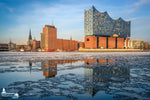 Elbphilharmonie im Winter mit Eisschollen auf der Elbe