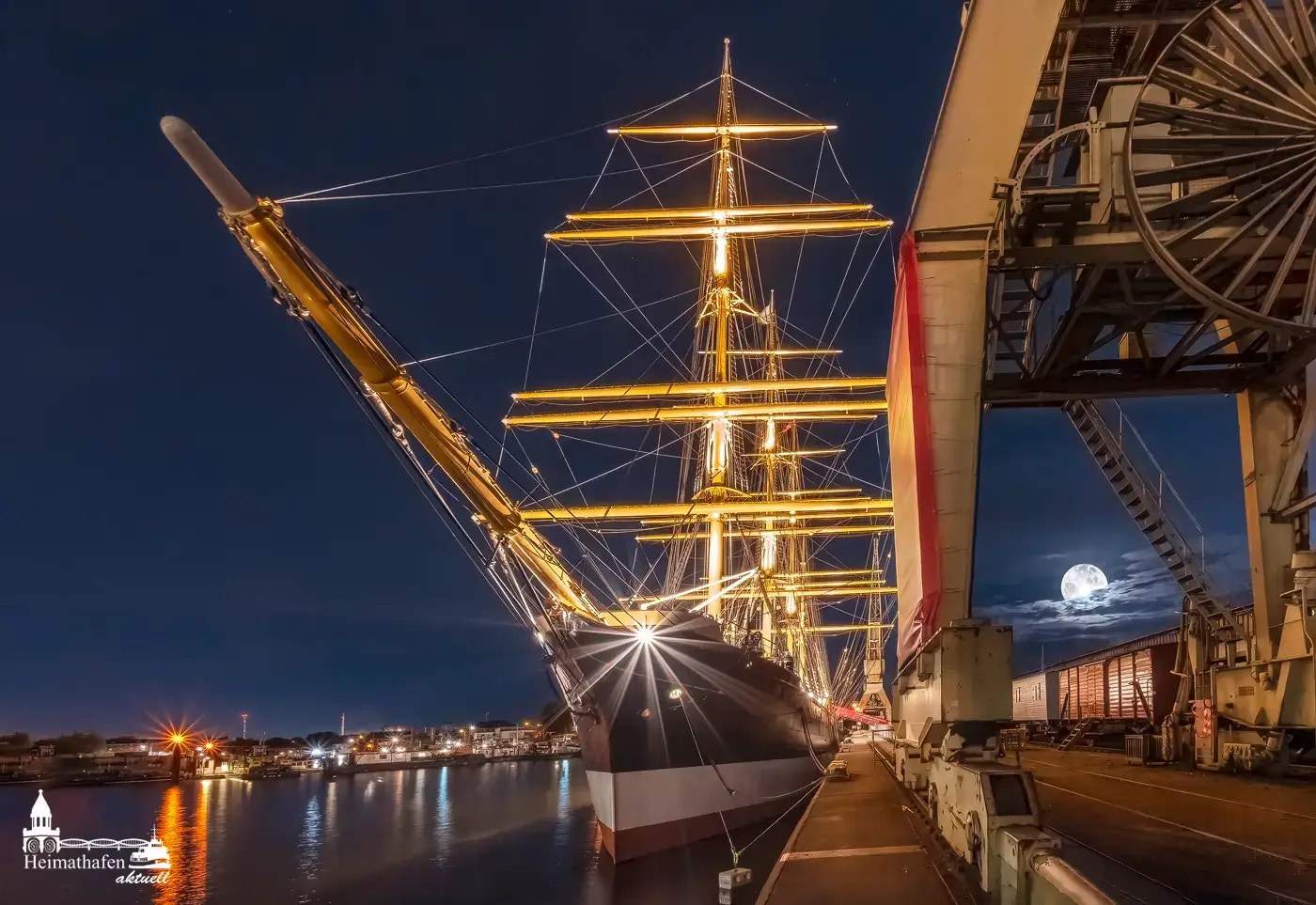 Viermastbark PEKING bei Nacht mit Vollmond und Beleuchtung im Hamburger Hafen
