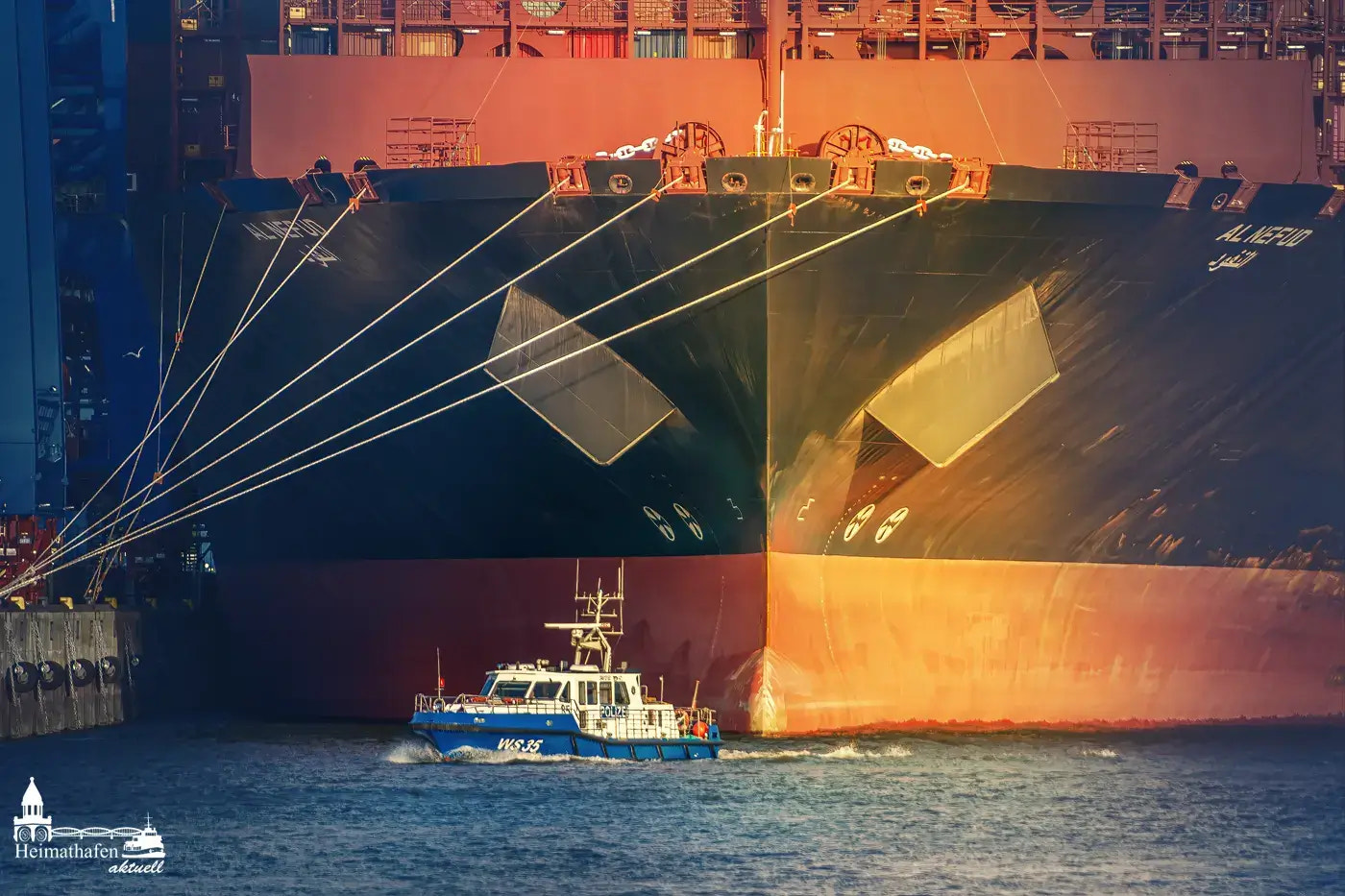 Containerriese AL NEFUD im Hamburger Hafen mit Boot der Wasserschutzpolizei WS 35