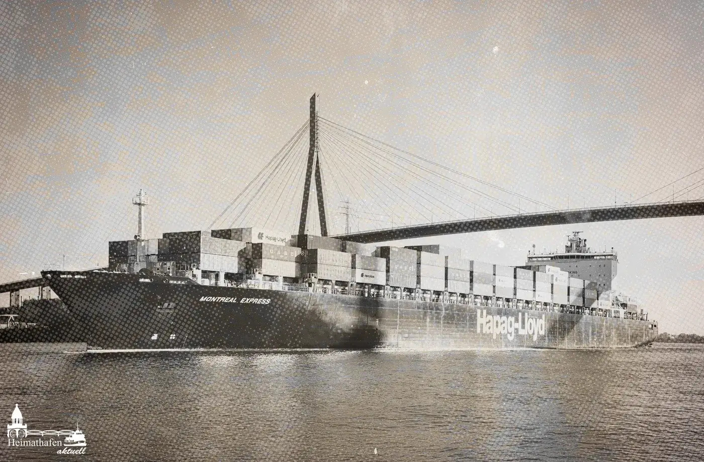 Containerschiff MONTREAL EXPRESS von Hapag-Lloyd in Schwarz-Weiß unter der Köhlbrandbrücke Hamburg