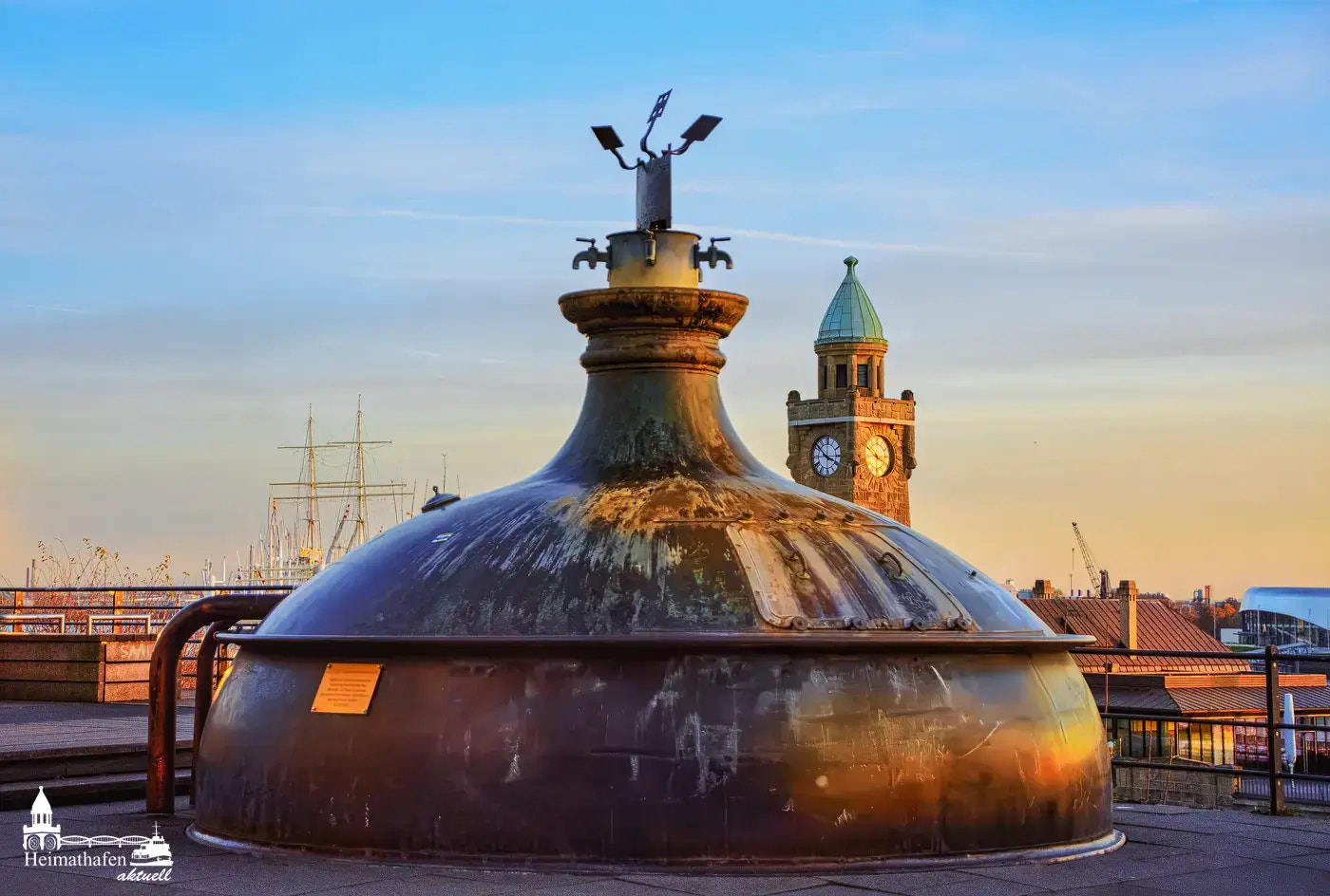 Sudpfanne am Hotel Hafen Hamburg im Sonnenlicht mit Blick auf den Pegelturm