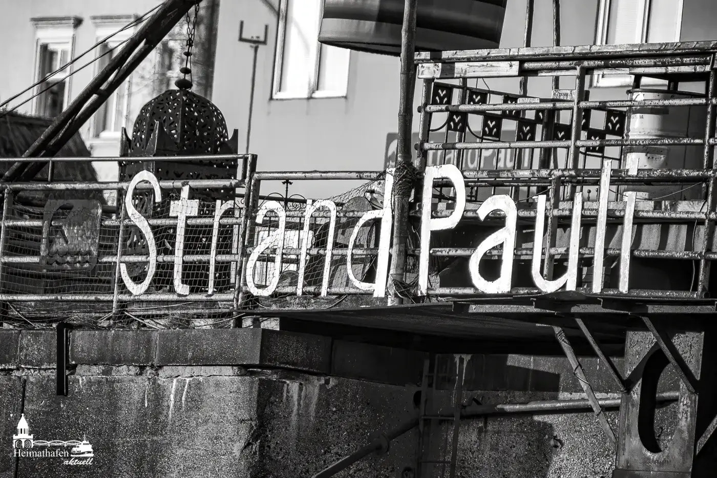 StrandPauli Schild in Schwarzweiß vor urbaner Kulisse