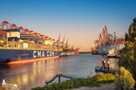 Containerschiffe im Walterhofer Hafen Hamburg bei Sonnenuntergang mit Terminal Burchardkai