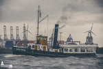 Dampfschlepper WOLTMAN auf der Elbe vor dem Containerhafen