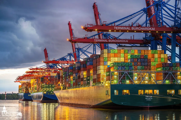 Containerterminal Burchardkai am Abend mit der TRITON und leuchtenden Containern