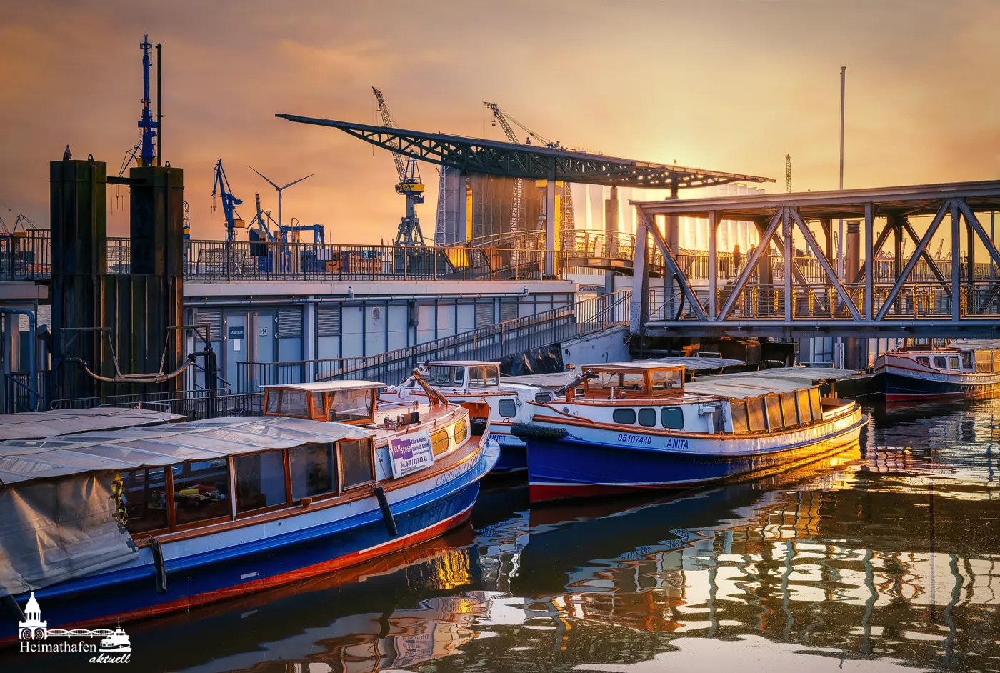 Landungsbrücken mit Barkassen vor Blohm+Voss im Sonnenlicht