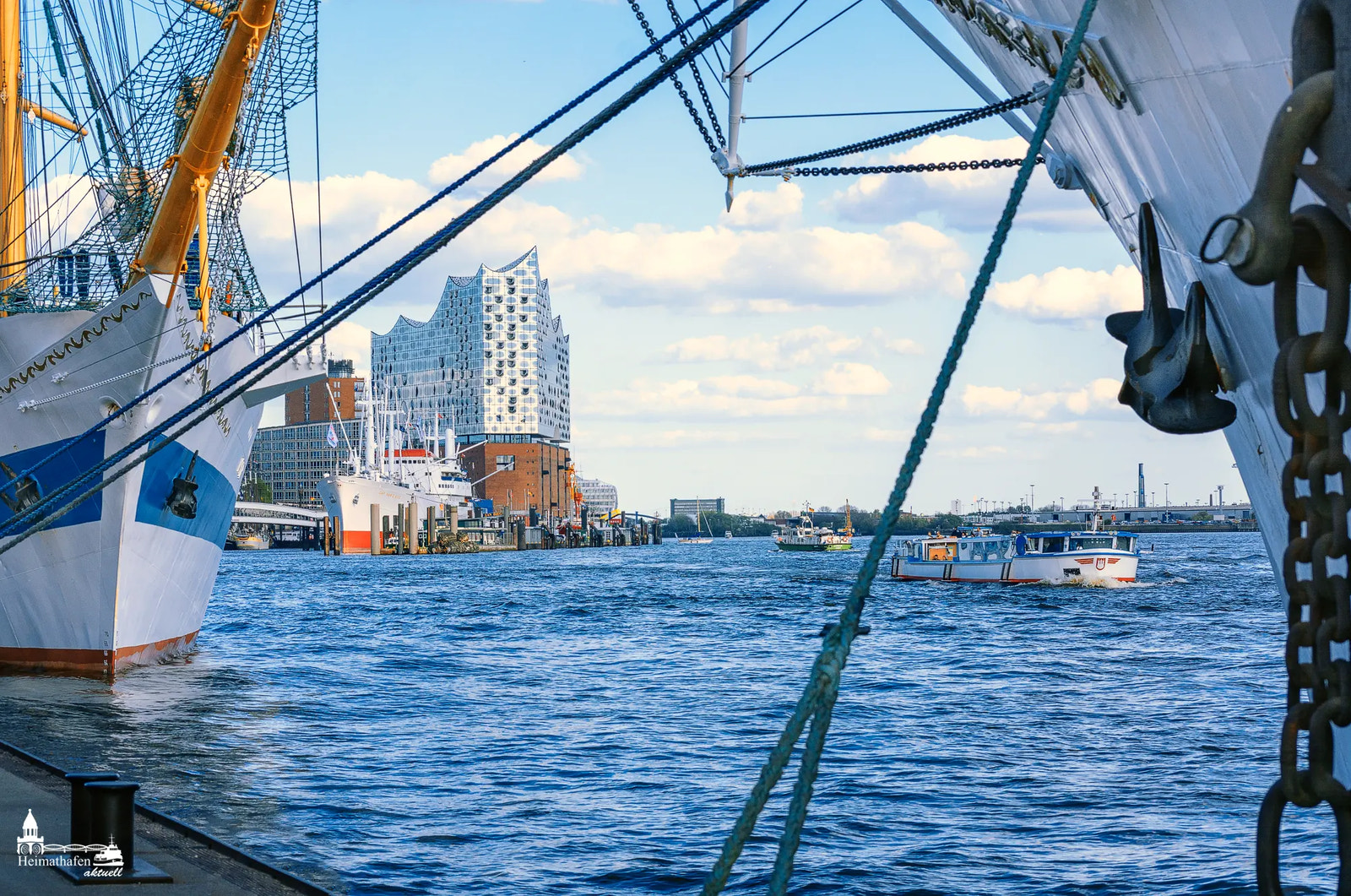 Großsegler an den Landungsbrücken mit Blick auf die Elbphilharmonie