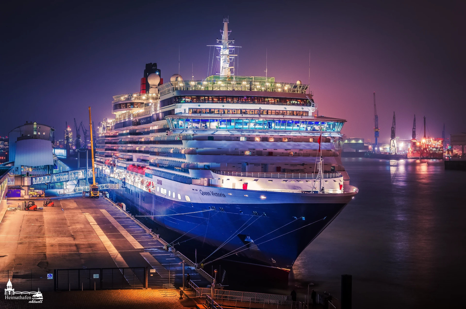Kreuzfahrtschiff Queen Victoria abends am Cruise Center Altona in Hamburg