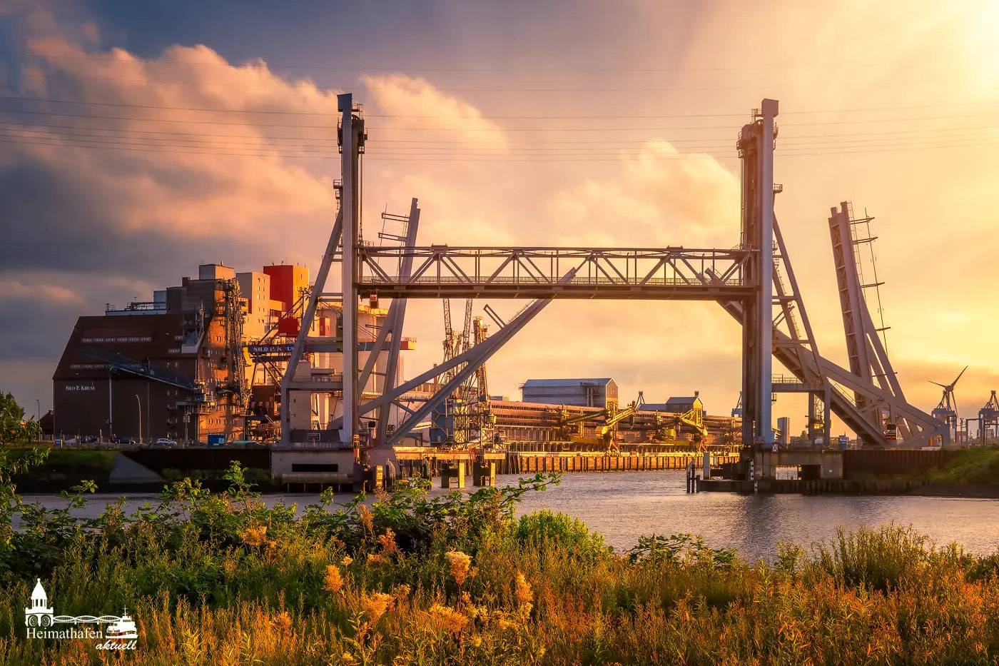 Rethehubbrücke Wilhelmsburg im Abendlicht vor Industriehafen