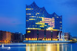 Elbphilharmonie bei Nacht in der blauen Stunde mit Spiegelung in der Elbe
