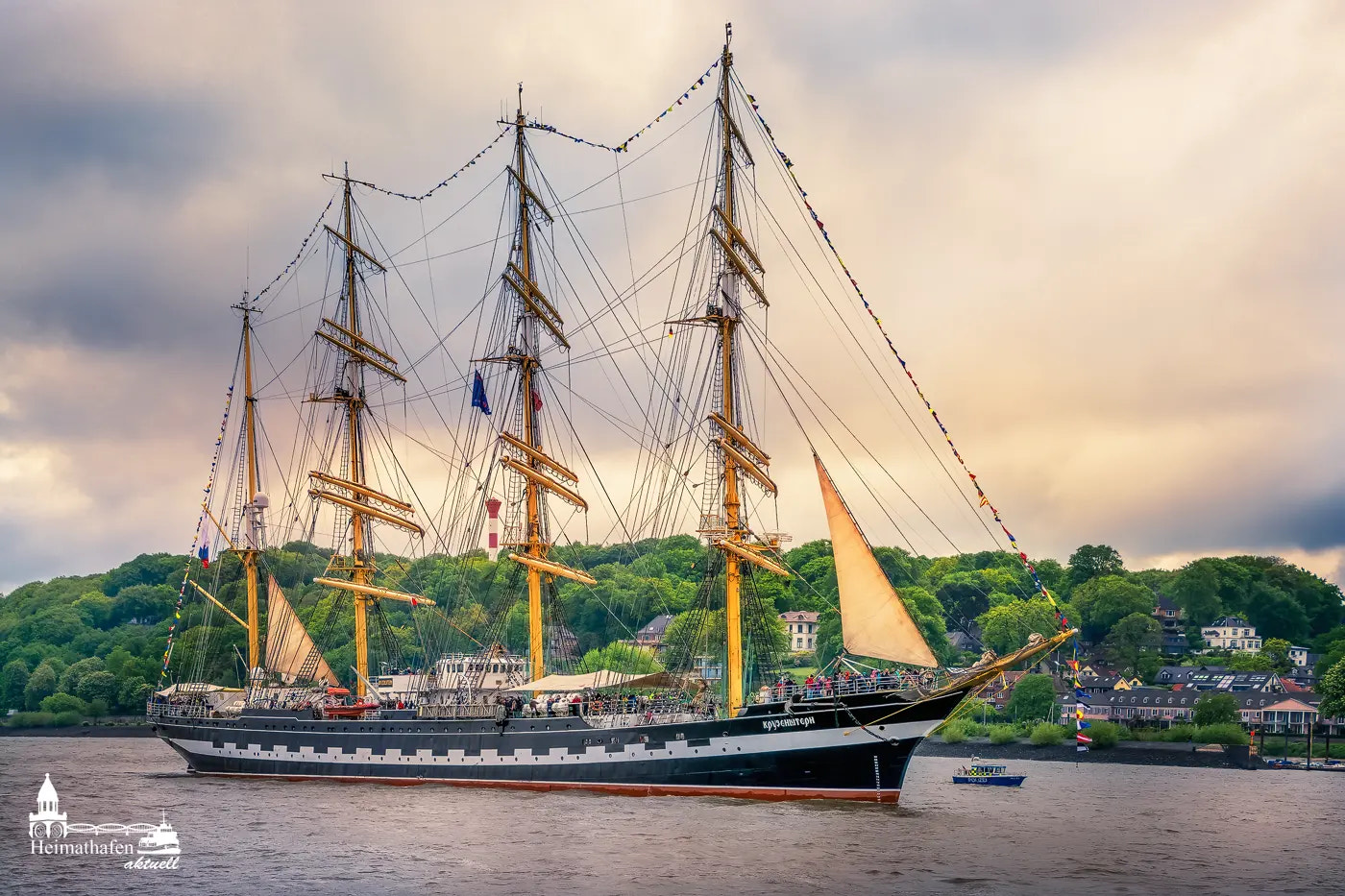Segelschulschiff KRUZENSHTERN auf der Elbe vor Blankenese