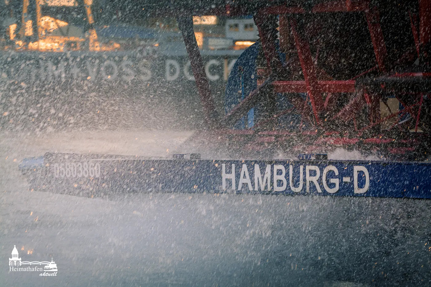 Spritzendes Schaufelrad der LOUISIANA STAR im Hamburger Hafen mit Schriftzug HAMBURG-D